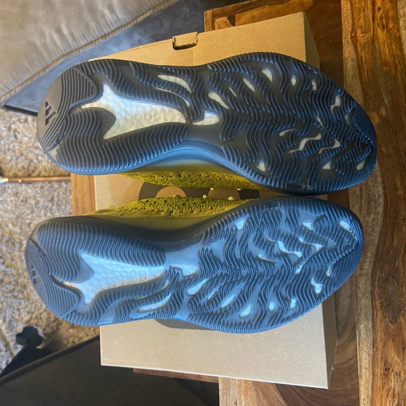 Mens Yeezy Boost 380 NWT - Picture 4 of 9